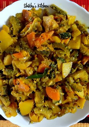আলু,গাজর দিয়ে করলা ভাজি রেসিপির প্রধান ছবি