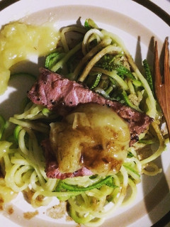 Una foto de Zuddles con salsa Cítrica y Atún al jengibre