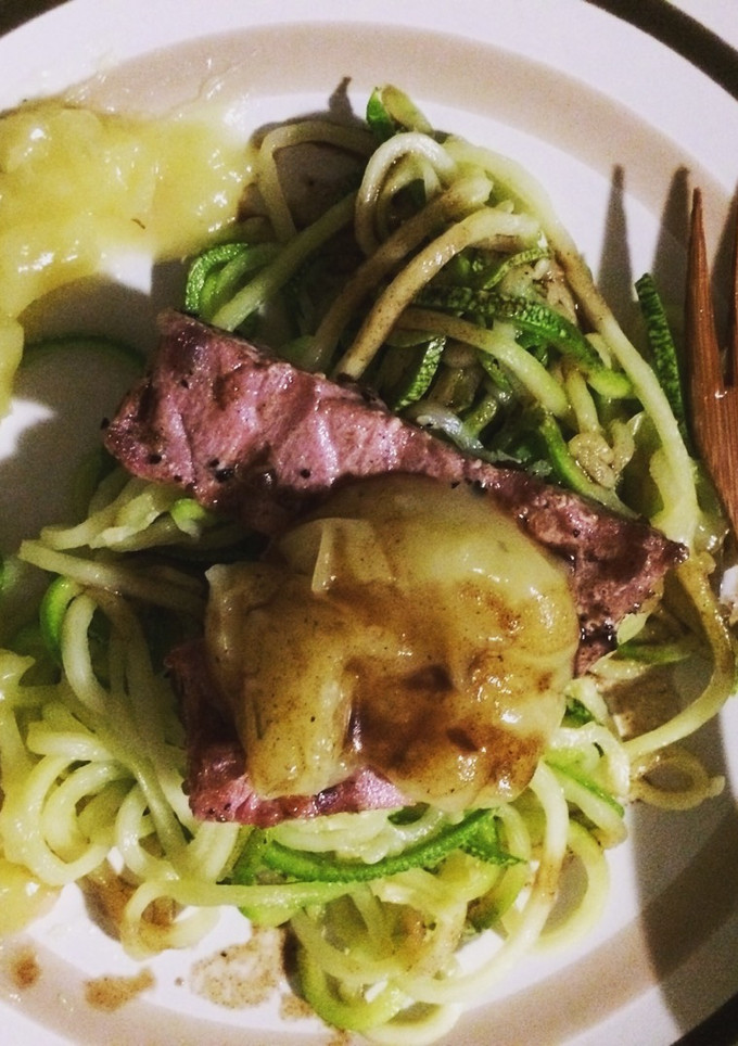 Una foto de Zuddles con salsa Cítrica y Atún al jengibre
