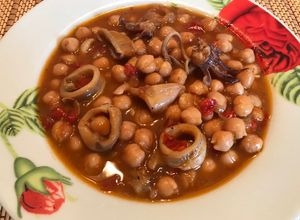 Foto principal de Garbanzos con calamares