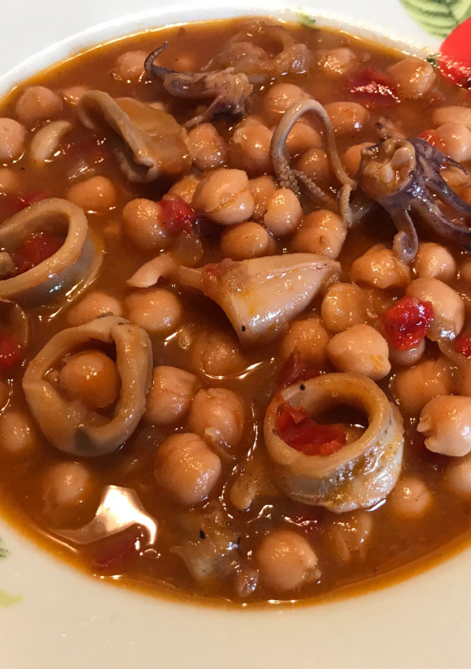 Una foto de Garbanzos con calamares