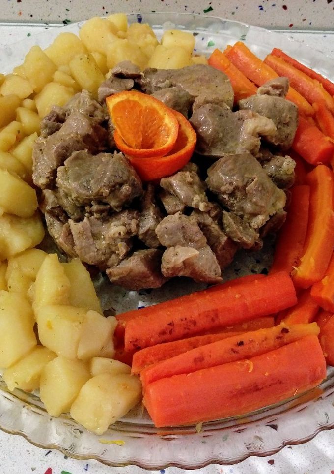 Una foto de Estofado de solomillo con patatas, manzanas y zanahorias caramelizadas con mandarinas