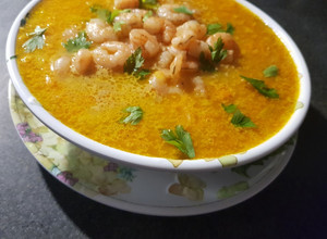 Una foto de Sopa de Coco con fideos de Zanahoria y Pulpa de Camarones