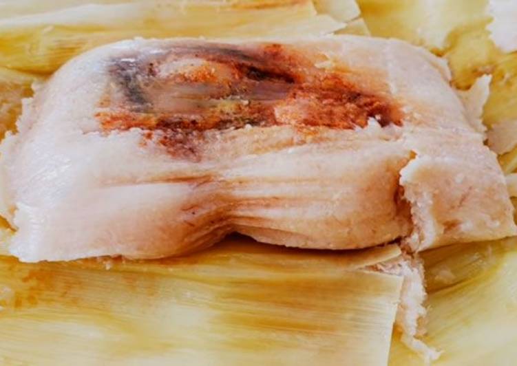 Tamal relleno de amarillo con cempasúchil