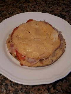 Una foto de Tortilla de patata rellena de baicon y tomate natural