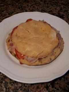 Una foto de Tortilla de patata rellena de baicon y tomate natural