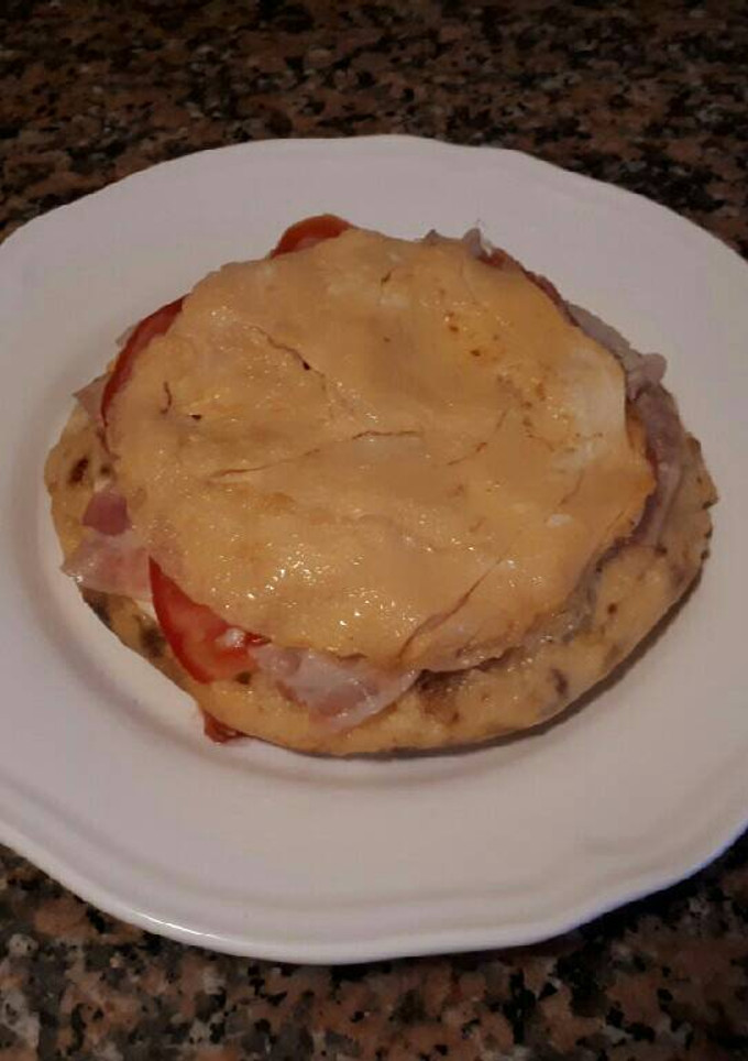 Una foto de Tortilla de patata rellena de baicon y tomate natural