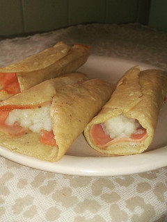 Una foto de Tacos dorados de papa y jamón