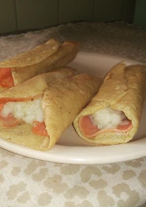 Una foto de Tacos dorados de papa y jamón