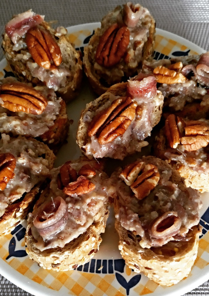 Una foto de Tostadas con crema de anchoas