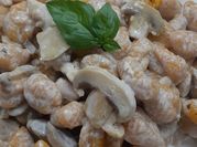 Una foto de gnocchi a la crema de hongo
