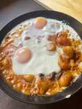 Gnocchis con huevos y champiñones en salsa de tomate