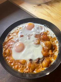 Una foto de Gnocchis con huevos y champiñones en salsa de tomate