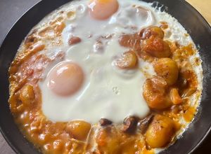 Una foto de Gnocchis con huevos y champiñones en salsa de tomate