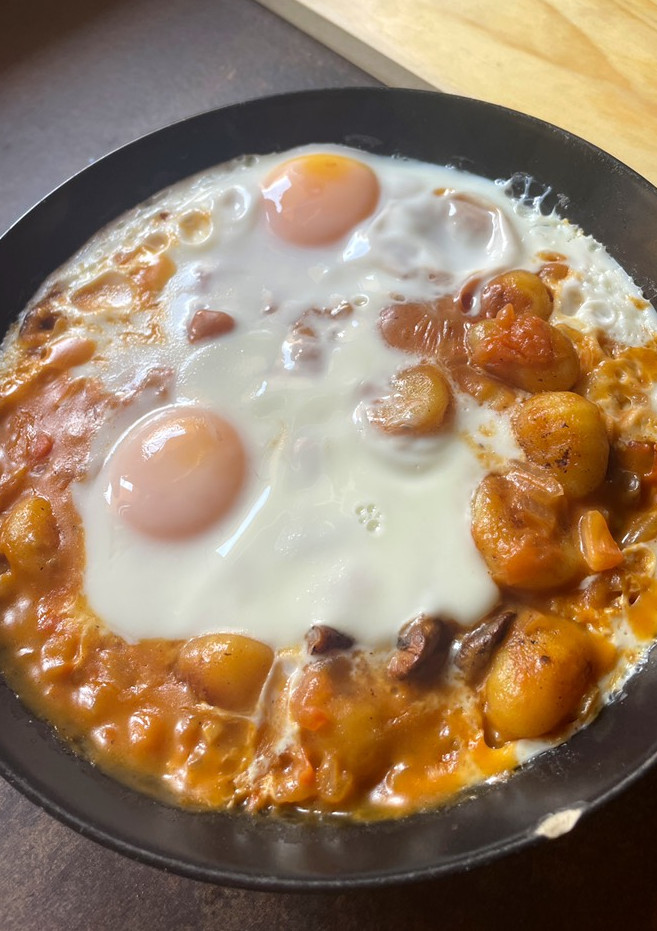 Una foto de Gnocchis con huevos y champiñones en salsa de tomate