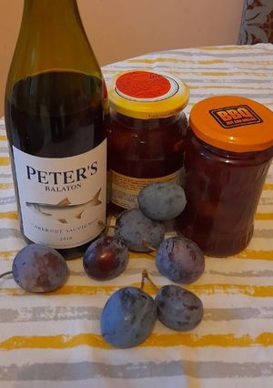 Szilvák vörösborban 18+ recept fotója