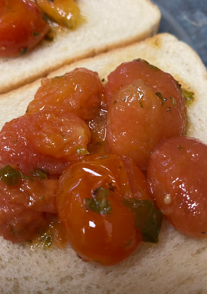 Una foto de Tomates cherry aliñados en freidora de aire