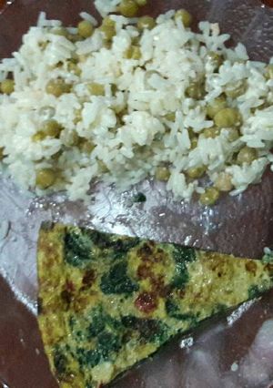 Una foto de Tortilla de espinaca, acompañada de arroz integral con arvejas
