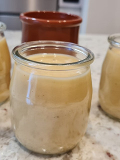 Una foto de Papilla de kiwi amarillo, briñon, plátano y galletas