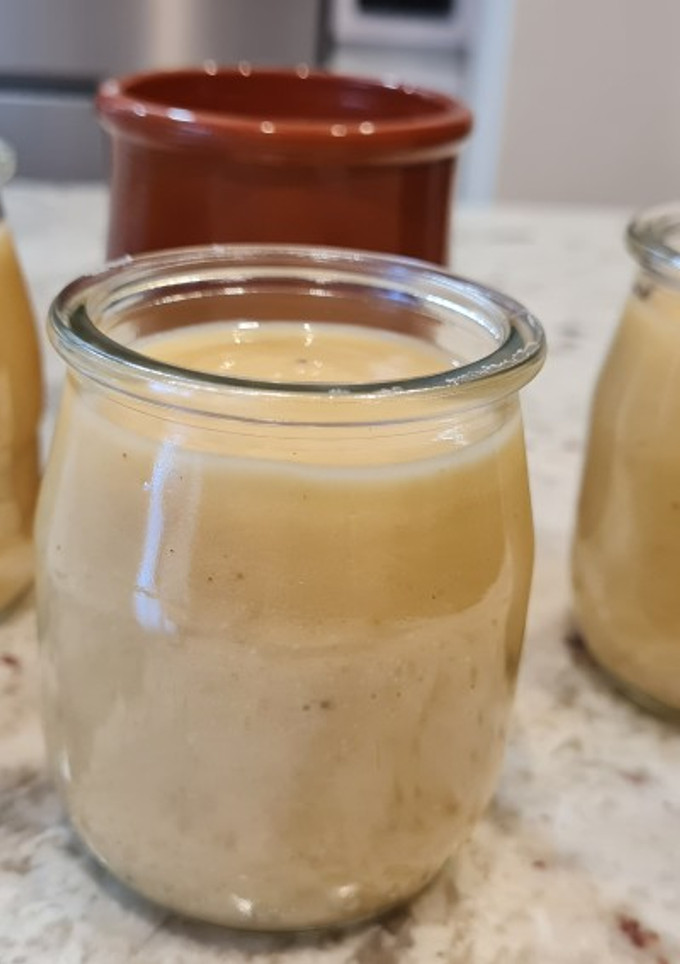 Una foto de Papilla de kiwi amarillo, briñon, plátano y galletas