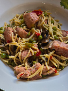 Una foto de Pavo salteado con fideos, guisantes y pimientos