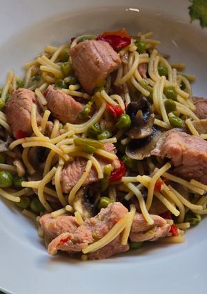Foto principal de Pavo salteado con fideos, guisantes y pimientos