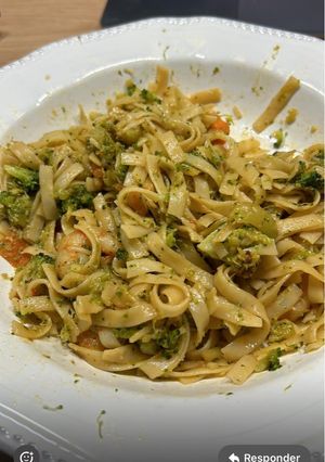 Una foto de Noodles de arroz con gambas y verduras