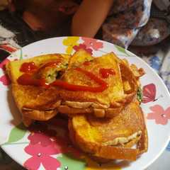 A picture of Sandwich sosis roti tawar.