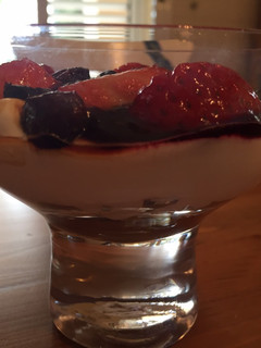 Una foto de Tarta de mousse de queso y futos rojos
