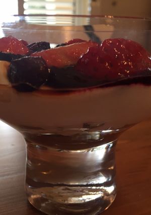 Una foto de Tarta de mousse de queso y futos rojos