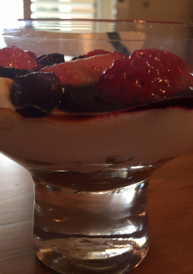 Una foto de Tarta de mousse de queso y futos rojos