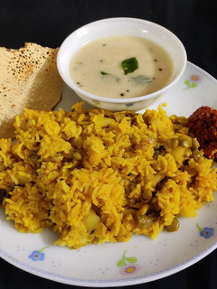 વઘારેલી ખીચડી (Vaghareli Khichdi Recipe In Gujarati) રેસીપી મુખ્ય ફોટો