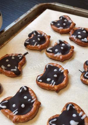A picture of Cat face chocolate pretzel.