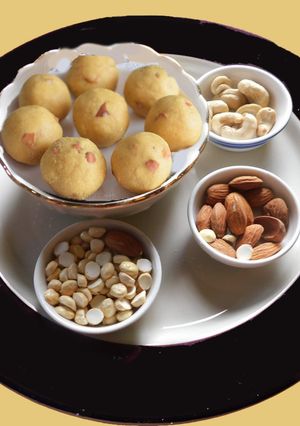 A picture of Roasted chana dal laddu.
