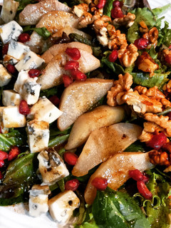 Una foto de Ensalada de pera, gorgonzola y nueces