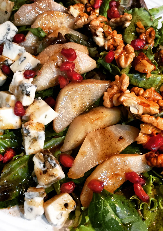 Una foto de Ensalada de pera, gorgonzola y nueces