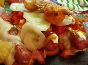 Una foto de Panchos (frankfruter) con pan de Viena, verdura y fruta