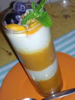 Una foto de Postre de verano con albaricoques y nectarinas