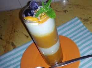 Una foto de Postre de verano con albaricoques y nectarinas