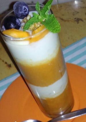 Una foto de Postre de verano con albaricoques y nectarinas