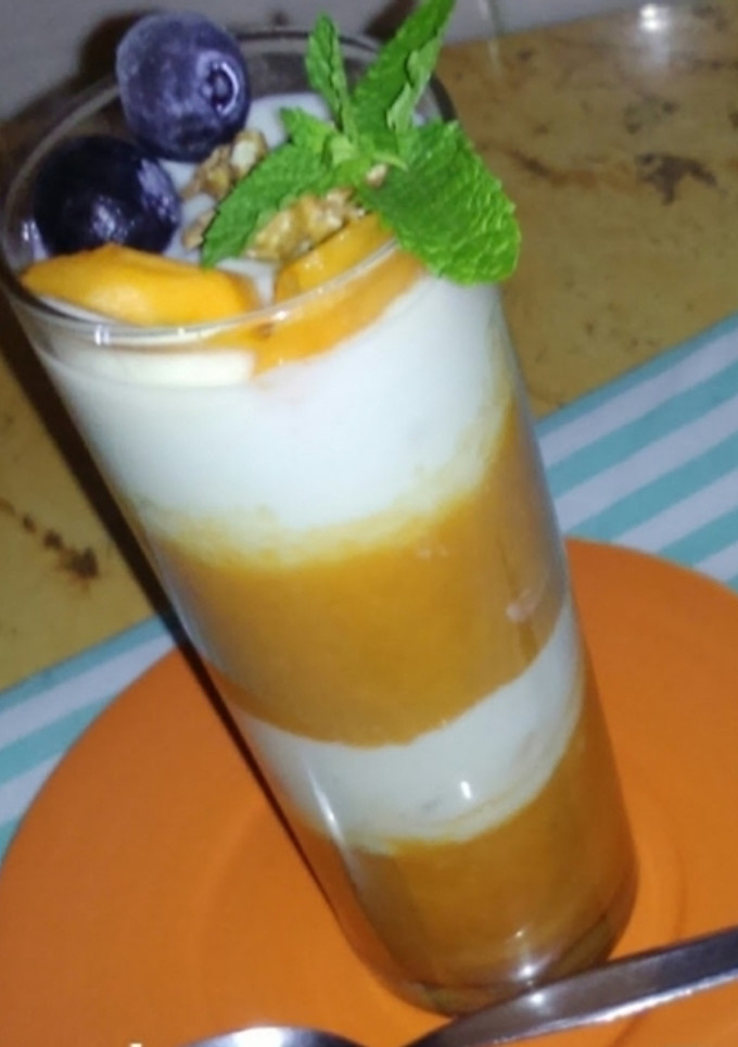 Una foto de Postre de verano con albaricoques y nectarinas