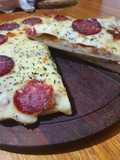 Pizza con muzzarella y salamin!!