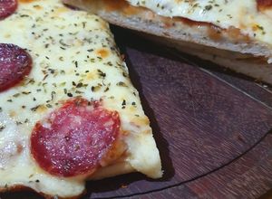 Una foto de Pizza con muzzarella y salamin!!