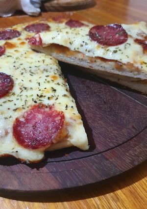 Una foto de Pizza con muzzarella y salamin!!
