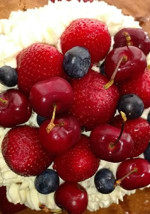 Una foto de Torta desnuda de frutos rojos