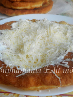 Tejfölös lángos recept fotója