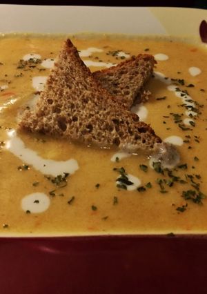 Zöldség krémleves, teljes kiőrlésű pirított kenyérrel recept fotója