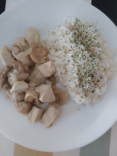 Una foto de Pollo con cebolla y champiñones 🤤
