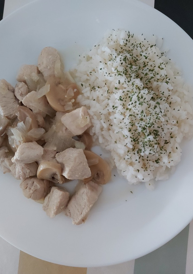 Una foto de Pollo con cebolla y champiñones 🤤