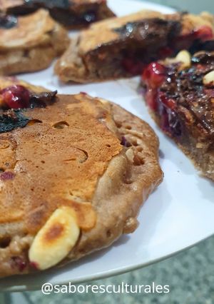 Una foto de 🥞🍫🫐Pancakes de chocolate, arándanos y piñones ~ sin azúcar